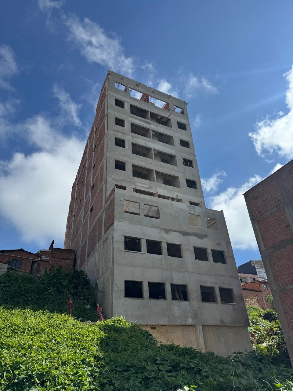 EDI MA — the raw concrete structure, ten floors topped out in Barrio San Francisco, Medellín.